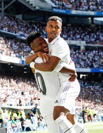 Real Madrid 1-0 Real Betis | Ni 10 minutos ha tardado el Santiago Bernabéu en ver su primer gol. Fue obra, como no, de Vinícius Júnior. El brasileño aprovechó un balón largo de Alaba, salvando la salida de Rui Silva con una perfecta vaselina.