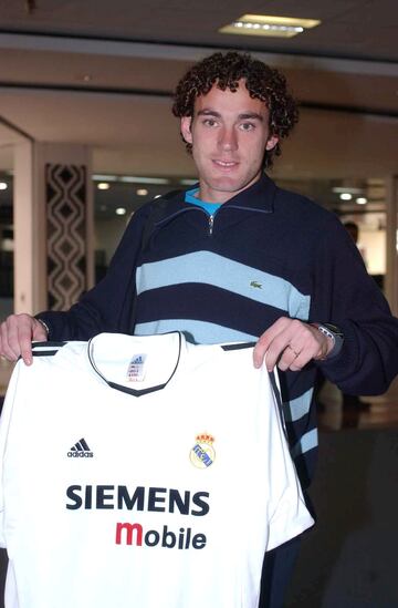 El jugador argentino sali¨® del Independiente para fichar por el Real Madrid en 2003. Pero tras el reconocimiento, los m¨¦dicos del conjunto merengue descartaron su fichaje tras ver el estado de su rodilla derecha apenas dos d¨ªas despu¨¦s de la oficializaci¨®n de su fichaje por parte del Real Madrid.