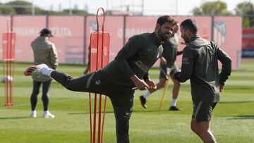 Costa se entrena con el grupo