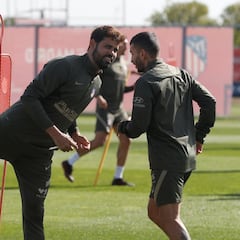 Costa se entrena con el grupo