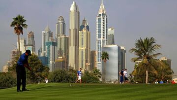 Tiger Woods golpea una bola durante la disputa del Dubai Desert Classic el pasado mes de febrero.