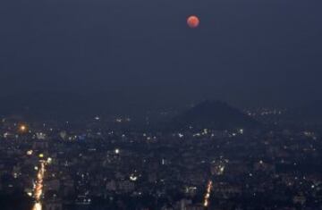 La superluna en la ciudad india de Gauhati.