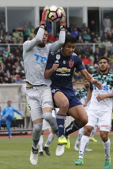 El jugador de Santiago Wanderers Gabriel Castellon, izquierda, controla el balon durante el partido de primera division contra Universidad de Chile disputado en el estadio Elias Figueroa de Valparaiso, Chile