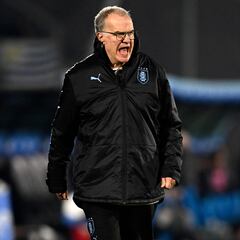 Sebastián Cáceres, Maximiliano Araújo y Brian Rodríguez, en el debut de Marcelo Bielsa en Uruguay