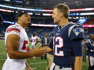 Tom Brady (12), de los New England Patriots saluda a Olivier Vernon (54), de los New York Giants.
