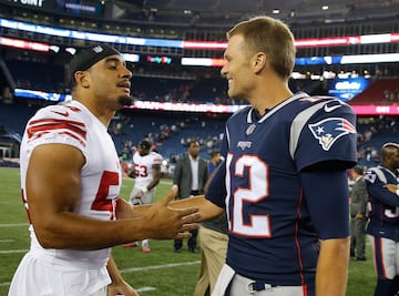 Tom Brady (12), de los New England Patriots saluda a Olivier Vernon (54), de los New York Giants.