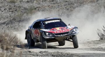 Tomás Roncero ejerció de copiloto de Carlos Sainz por un día en la base militar del Goloso a los mandos del Peugeot 3008 DKR Maxi, el mismo coche con el que el bicampeón ganó el Dakar 2018.