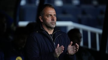 El entrenador del Barcelona Hans-Dieter Flick, durante el partido de octavos de final de la Liga de Campeones entre el Barcelona y el Benfica, este martes en el Estadi Olímpic Lluís Companys en Barcelona.