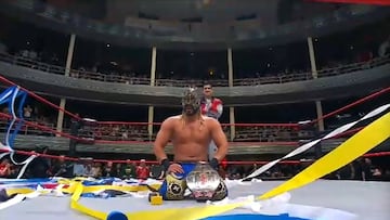 Komander festeja en el centro del ring con el campeonato de la Televisión de ROH.