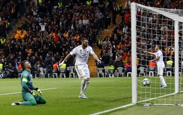 0-1. Karim Benzema y Eden Hazard tras el primer gol de Toni Kroos.