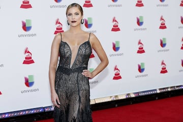 Daniela di Giacomo en la alfombra roja de los Grammy Latinos 2018.