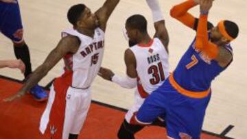 Carmelo Anthony lanza a canasta ante Amir Johnson.