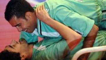 <b>MUY SUPERIOR.</b> Daniel celebra uno de sus goles con Joan.