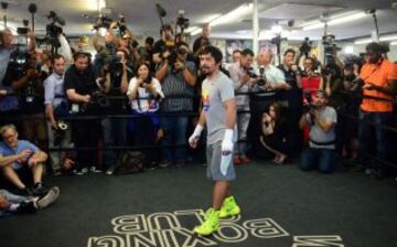 El boxeador filipino y campeón mundial en ocho divisiones Manny Pacquiao entrena frente periodistas, en el club de boxeo Wild Card, en Hollywood, California (EE.UU.). Pacquiao se enfrentará a Floyd Mayweather Jr. en una pelea por el título mundial unificado peso welter, en Las Vegas, el próximo 2 de mayo.