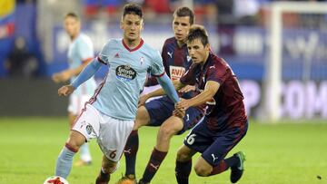 Nemanja Radoja conduce el bal&oacute;n ante dos jugadores del Eibar. 