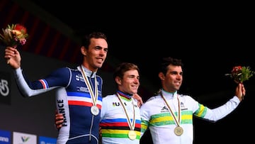 WOLLONGONG, AUSTRALIA - SEPTEMBER 25: (L-R) Silver medalist Christophe Laporte of France, gold medalist Remco Evenepoel of Belgium and bronze medalist Michael Matthews of Australia pose on the podium during the medal ceremony after the 95th UCI Road World Championships 2022, Men Elite Road Race a 266,9km race from Helensburgh to Wollongong / #Wollongong2022 / on September 25, 2022 in Wollongong, Australia. (Photo by Tim de Waele/Getty Images)