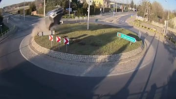 La carretera para él, a 130 km/h, se come la rotonda y acaba volando: espeluznante