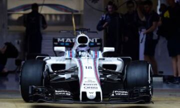 El piloto canadiense de williams Lance Stroll sale del garaje de su equipo.