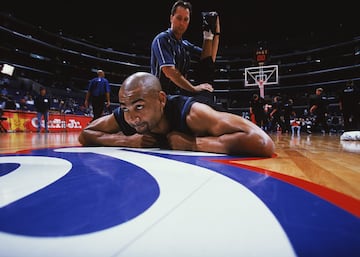 Uno de los ejemplos ms claros. Tras triunfar en la Universidad de Duke, aterriz en la NBA en 1994, hizo del triple-doble algo normal cuando no lo era y puso a los Pistons en el mapa, coleccionando All Stars y convirtindose en uno de los se?alados para heredar el trono de Michael Jordan tras la retirada de ste. Sin embargo, se lesion del tobillo justo antes de su traspaso a Orlando Magic y se perdi los Juegos Olmpicos de Sydney. No pudo ser un jugador referencial en los Magic junto a Tracy McGrady y pas por Suns y Clippers antes de retirarse en 2013. Pero jams volvi a ser la estrella que enamor al mundo.  