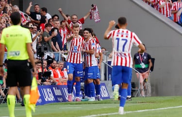 Sorloth celebra el gol del 1-0 junto a Hancko, quien le dio la asistencia. 