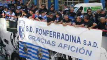 <b>EUFORIA. </b>Los jugadores, en el bus, y luego en el Ayuntamiento.