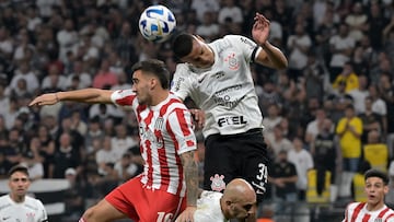 Estudiantes de La Plata's Uruguayan forward Mauro Mendez (L) and Corinthians' midfielder Murillo jump for a header during the Copa Sudamericana quarterfinals first leg football match between Brazil's Corinthians and Argentina's Estudiantes de La Plata, at the Neo Quimica Arena stadium in Sao Paulo, Brazil, on August 22, 2023. (Photo by NELSON ALMEIDA / AFP)