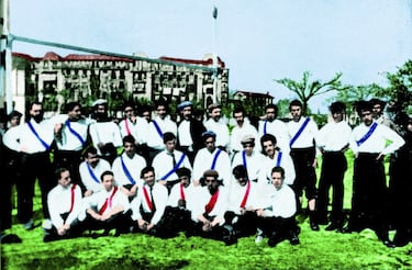 Según el artículo 18, perteneciente al Capítulo 4 del 'Reglamento de la Sociedad Madrid Football Club': "El uniforme reglamentario será para los partidos ordinarios pantalón azul oscuro, corto y recto, blusa blanca y medias oscuras, y para los partidos extraordinarios será: pantalón y blusa blancos, medias negras con vueltas y cinturón con los colores nacionales, completando este uniforme un casquete azul oscuro". Esta foto pertenece a un encuentro de 'foot-ball' que disputaron los socios del Madrid celebrado el 9 de marzo de 1902: algunos lucen una cinta de color azul o de color rojo para diferenciarse.

