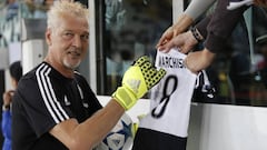 Stefano Tacconi firma una camiseta antes de un partido entre las leyendas de la Juve y de Boca.