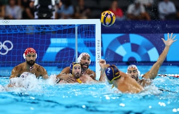 La selección de waterpolo masculina se ha impuesto a Francia (8-10) en el último partido de la fase de grupos. Croacia, rival español en cuartos.