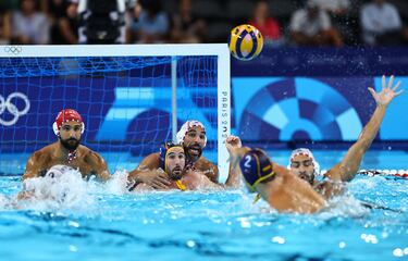 La selección de waterpolo masculina se ha impuesto a Francia (8-10) en el último partido de la fase de grupos. Croacia, rival español en cuartos.