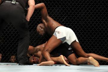 Momento en el que Jon Jones finaliza su pelea ante Daniel Cormier en el UFC 214.