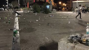 Basura, pl&aacute;sticos y cristal en la zona de fiesta de Hossegor durante el Quiksilver y el Roxy Pro France de surf.