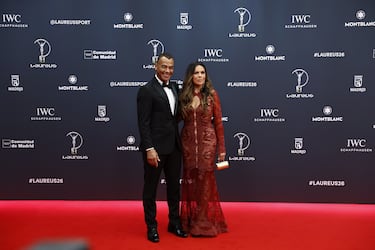Cafú, futbolista dos veces campeón del mundo, posa junto a su pareja a su llegada a la ceremonia de entrega de los Premios Laureus.
