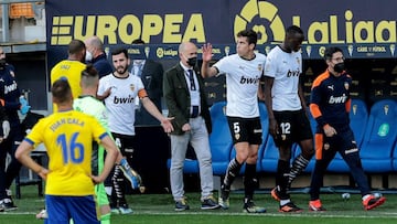 GRAF7464. C&Aacute;DIZ, 04/04/2021.- El defensa franc&eacute;s Mouctar Diakhaby (2-d), del Valencia, abandona el terreno de juego junto a sus compa&ntilde;eros tras recibir supuestos comentarios racistas durante el partido de Liga en Primera Divisi&oacute