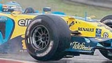 <b>MIRANDO AL CIELO. </b>Alonso estaría encantado si lloviese en Italia.