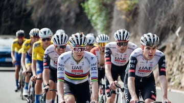 GRAFCAN7390. SAN BARTOLOMÉ DE TIRAJANA (GRAN CANARIA), 26/11/2025.- El ciclista esloveno Tadej Pogacar, vigente campeón del mundo y cuatro veces ganador del Tour de Francia, entrena estos días en la carreteras de Gran Canaria, donde participa en el evento ciclista Gran Canaria 365. Imagen facilitada este miércoles por la organización, de Pogacar (i, con maillot arcoíris) y varios compañeros rodando el 25 de noviembre por la tarde por lugares del sur de la isla como Cercados de Espino, Soria y Barranquillo Andrés. EFE/DG Eventos SOLO USO EDITORIAL/SOLO DISPONIBLE PARA ILUSTRAR LA NOTICIA QUE ACOMPAÑA (CRÉDITO OBLIGATORIO)