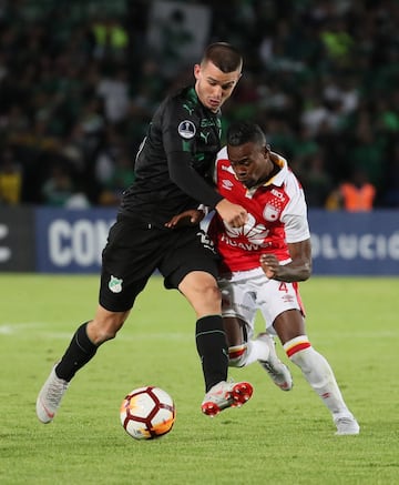 Santa Fe y Deportivo Cali empataron 1-1 en El Campín en el juego de ida de los cuartos de final de la Copa Sudamericana. Ezequiel Palomeque y Wilson Morelo (de penal) fueron los autores de los goles del partido que tuvo la primera aplicación del VAR en Colombia para anular una acción de gol de Arley Rodríguez por fuera de juego.