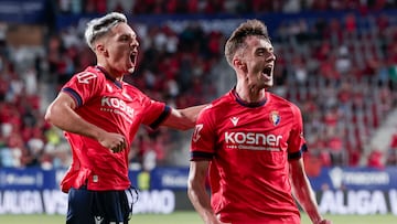 PAMPLONA , 17/08/2024.- Los jugadores de Osasuna Aimar Oroz (d) y Bryan Zaragoza celebran el primer gol de su equipo durante el partido de LaLiga entre Osasuna y Leganés, este sábado en el estadio de El Sadar, en Pamplona. EFE/ Jesús Diges