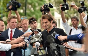 Roger Federer posa para los medios el día después de la final.