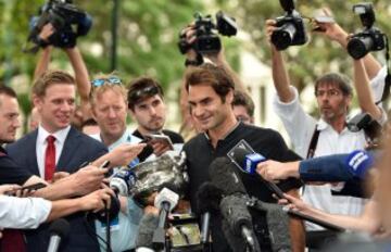 Roger Federer posa para los medios el d¨ªa despu¨¦s de la final.