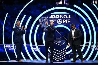 Carlos Alcaraz recibe el trofeo de número 1 del ranking ATP 2025 durante una ceremonia celebrada en Turín. 