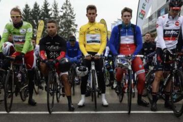 De izquierda a derecha: Alexander Kristoff, Nacer Bouhanni, vistiendo jersey negro en tributo a su compatriota fallecido Alexis Vastine, Michal Kwiatkowski, Arnaud Demare y Rohan Dennis en la París-Niza durante el minuto de silencio por las víctimas del accidente de helicóptero de Argentina.