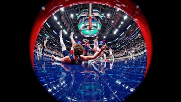 La evolución tecnológica provoca que no haya un sólo ángulo sin cubrir en la mejor Liga del mundo. En esta imagen tan particular hay una cámara circular en la base de la canasta que nos permite ver el suelo agrandado y el videomarcador en la parte superior. Corey Kispert, de los Wizards, acaba de caerse. Y, si se desliza un poco más, choca contra la cámara.