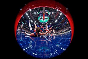 La evolución tecnológica provoca que no haya un sólo ángulo sin cubrir en la mejor Liga del mundo. En esta imagen tan particular hay una cámara circular en la base de la canasta que nos permite ver el suelo agrandado y el videomarcador en la parte superior. Corey Kispert, de los Wizards, acaba de caerse. Y, si se desliza un poco más, choca contra la cámara.