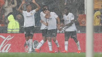 Almeida celebra un gol con el Valencia.
