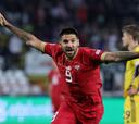 Un hat-trick de Mitrovic permite a Serbia soñar con el ascenso
