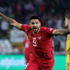 Un hat-trick de Mitrovic permite a Serbia soñar con el ascenso