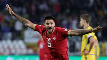 Un hat-trick de Mitrovic permite a Serbia soñar con el ascenso