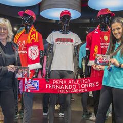 La bufanda del Atlético y Torres, estrella en la tienda del Liverpool