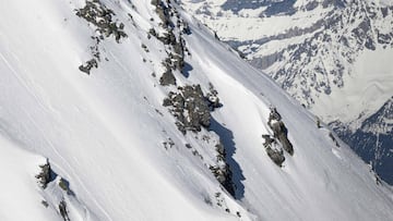 Monta&ntilde;a con nieve